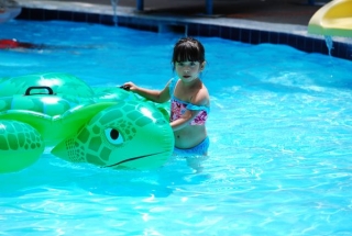Peques en la alberca